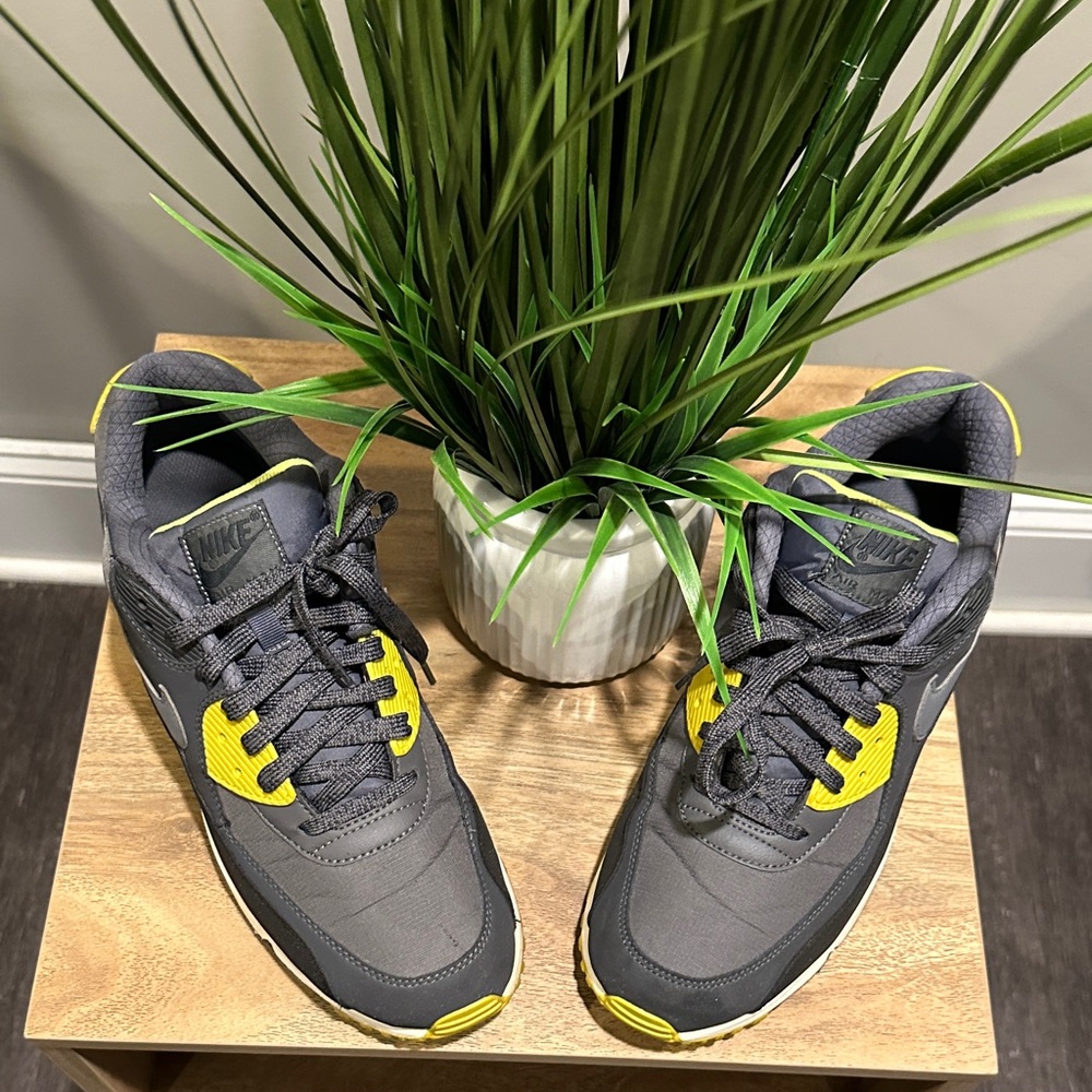 Nike Men's Airmax Essential Dark Gray Volt Sneakers